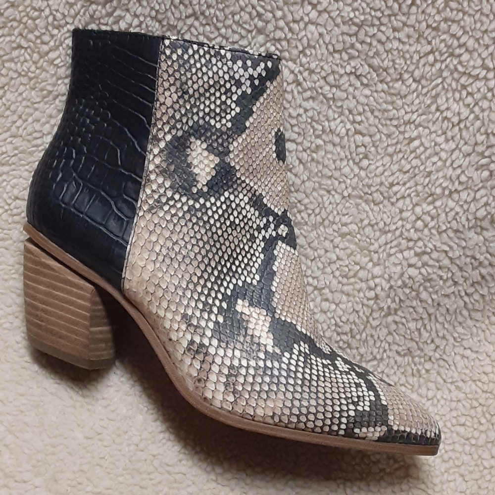 Vince Camuto leather uppers snakeskin pattern zip up worn once size 8M